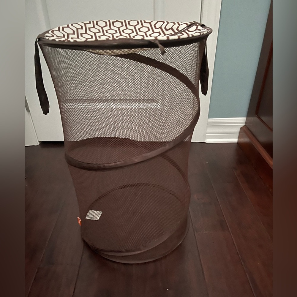 Expandable laundry basket